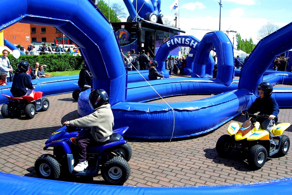 Terrains de sports gonflables, circuit gonflable quad 
